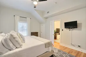 Gallery Stays - Parkside Suite - Image 3