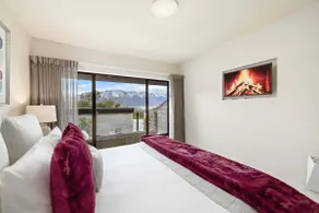 SPACIOUS TOWNHOUSE INCREDIBLE ALPINE LAKE VIEWS - Image 3