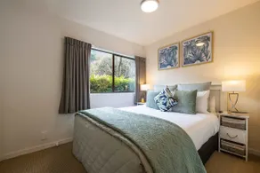 SPACIOUS TOWNHOUSE INCREDIBLE ALPINE LAKE VIEWS - Image 5