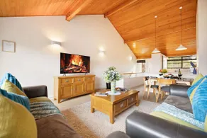 SPACIOUS TOWNHOUSE INCREDIBLE ALPINE LAKE VIEWS - Image 4