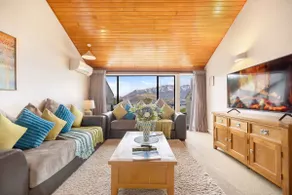 SPACIOUS TOWNHOUSE INCREDIBLE ALPINE LAKE VIEWS - Image 2