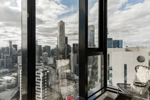 Fall asleep on 42nd floor to a sea of city lights - Image 3