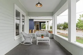 Entdecken Sie Uptown Waco vom liebevoll renovierten Bungalow aus den 1930er Jahren - Image 2