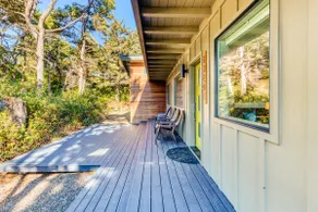 Stunning new home with furnished deck & easy beach - Image 3