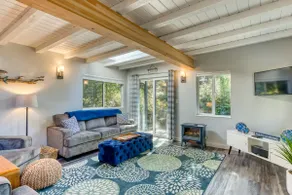 Stunning new home with furnished deck & easy beach - Image 5