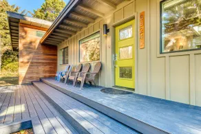 Stunning new home with furnished deck & easy beach - Image 2