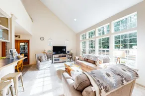 Beautiful & Spacious Family-Friendly Home withFree WiFi Deck and Close to Lakes - Image 2