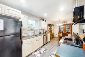 Beautiful & Spacious Family-Friendly Home withFree WiFi Deck and Close to Lakes - Image 4