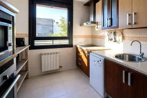Bright apartment with garage. Pet-friendly. - Image 4