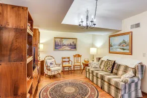 Charming Apartment w/ Yard & Beautiful Gardens! - Image 4