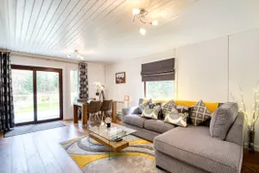 Otter with mountain view and enclosed decking - Image 4