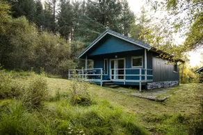 Otter with mountain view and enclosed decking - Image 2