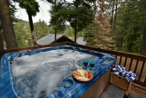 Cozy Couples Cabin |Hot Tub +King Bed + 25 min to Leavenworth - Image 2