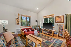 Cozy Couples Cabin |Hot Tub +King Bed + 25 min to Leavenworth - Image 4