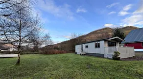 Lapwing Lodge with loch and mountain view - Image 3
