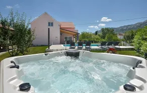 Villa con barbecue, idromassaggio e piscina privata | Vista sulla montagna - Image 2