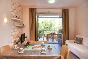 Deluxe Two Bedroom Apartment with Terrace and Sea View - Image 2