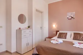 Deluxe Two Bedroom Apartment with Terrace and Sea View - Image 4