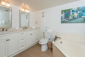 Spacious Oceanfront Condominium - Image 5