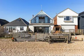 Idyllic Seaside Stay with Stunning Views - Image 3