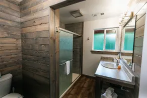 View Crest One Bedroom King Cottage With Fireplace - Image 3