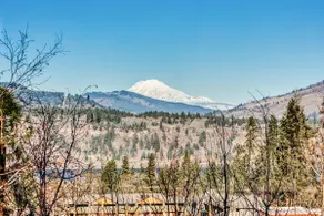 Modern dog-friendly home w/ stunning Mt. Adams vie - Image 3