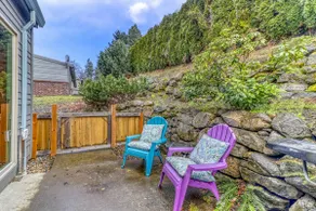 Modern dog-friendly home w/ stunning Mt. Adams vie - Image 4