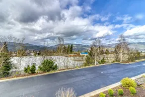 Modern dog-friendly home w/ stunning Mt. Adams vie - Image 2