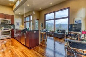 Modern dog-friendly home w/ stunning Mt. Adams vie - Image 5