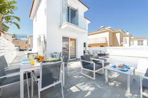 Denne godt nuværende 3 værelses villa er ideel til familier eller en gruppe af venner - Image 3