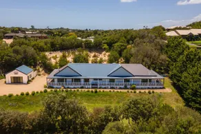 Highbury's Peaceful Retreat with gas heated plunge pool - Image 3