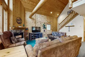 Log decor home with private hot tub, deck & shared - Image 3