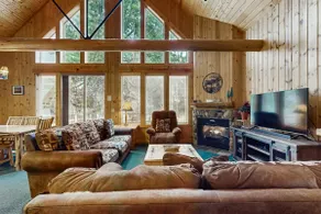 Log decor home with private hot tub, deck & shared - Image 2
