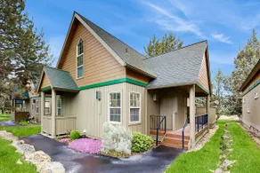 Log decor home with private hot tub, deck & shared - Image 4