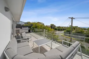Panoramic Ocean Views in the Heart of Torquay - Image 4
