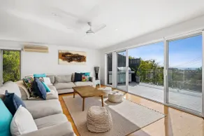 Panoramic Ocean Views in the Heart of Torquay - Image 3