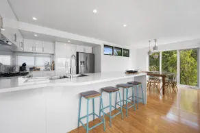Panoramic Ocean Views in the Heart of Torquay - Image 5