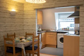 The Beach House, Driftwood, bespoke apartment with private parking - Image 4