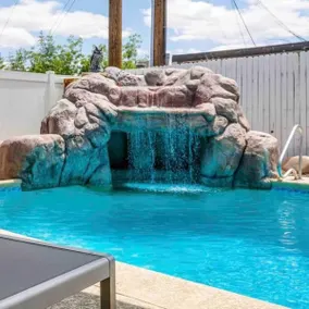 Walk to Old Town, FREE Heated Pool w Waterfall - Image 4