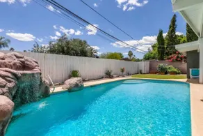 Walk to Old Town, FREE Heated Pool w Waterfall - Image 3