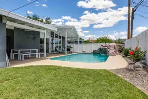 Walk to Old Town, FREE Heated Pool w Waterfall - Image 2