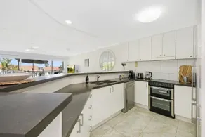 Hampton's Style Beach Retreat in Noosa's Heart - Image 4