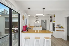Serene Lonsdale Getaway - Image 4