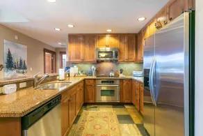 Iron Horse Lodge South 401 by East West Hospitality - Image 4