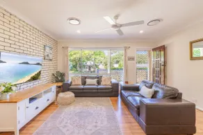Cuddles Cottage, 4 Christmas Bush Avenue - air conditioned holiday house, 400 metres to Dutchies beach - Image 3