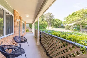 Cuddles Cottage, 4 Christmas Bush Avenue - air conditioned holiday house, 400 metres to Dutchies beach - Image 2