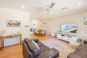 Cuddles Cottage, 4 Christmas Bush Avenue - air conditioned holiday house, 400 metres to Dutchies beach - Image 4