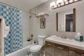 Bright 3 Bed W/ Laundry & Parking 8min Downtown - Image 4
