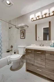 Bright 3 Bed W/ Laundry & Parking 8min Downtown - Image 5
