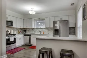 Bright 3 Bed W/ Laundry & Parking 8min Downtown - Image 3